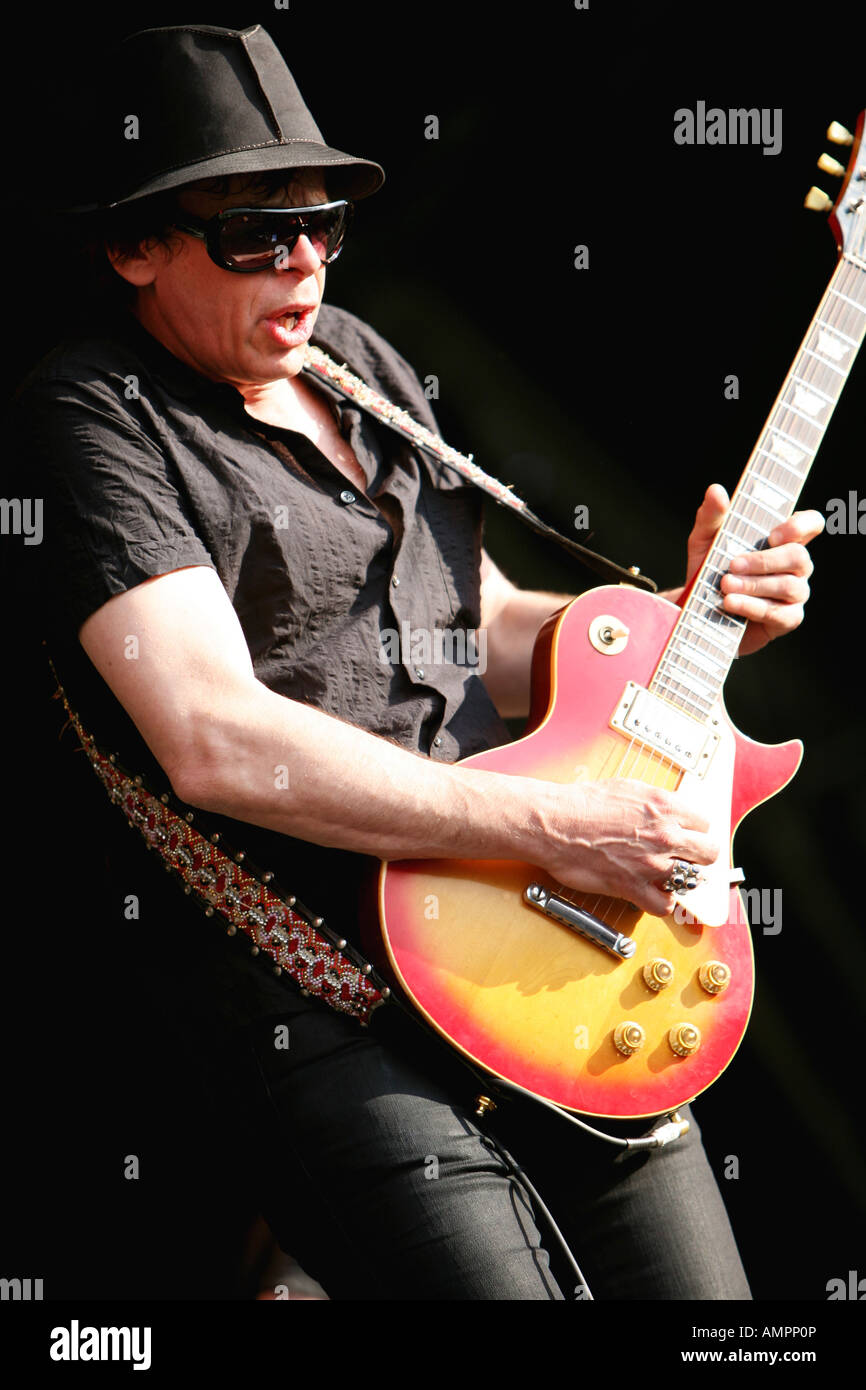 Il chitarrista Marco Bosch di Ian Hunter band sul palco del festival Wychwood in Chletenham 2007 Foto Stock