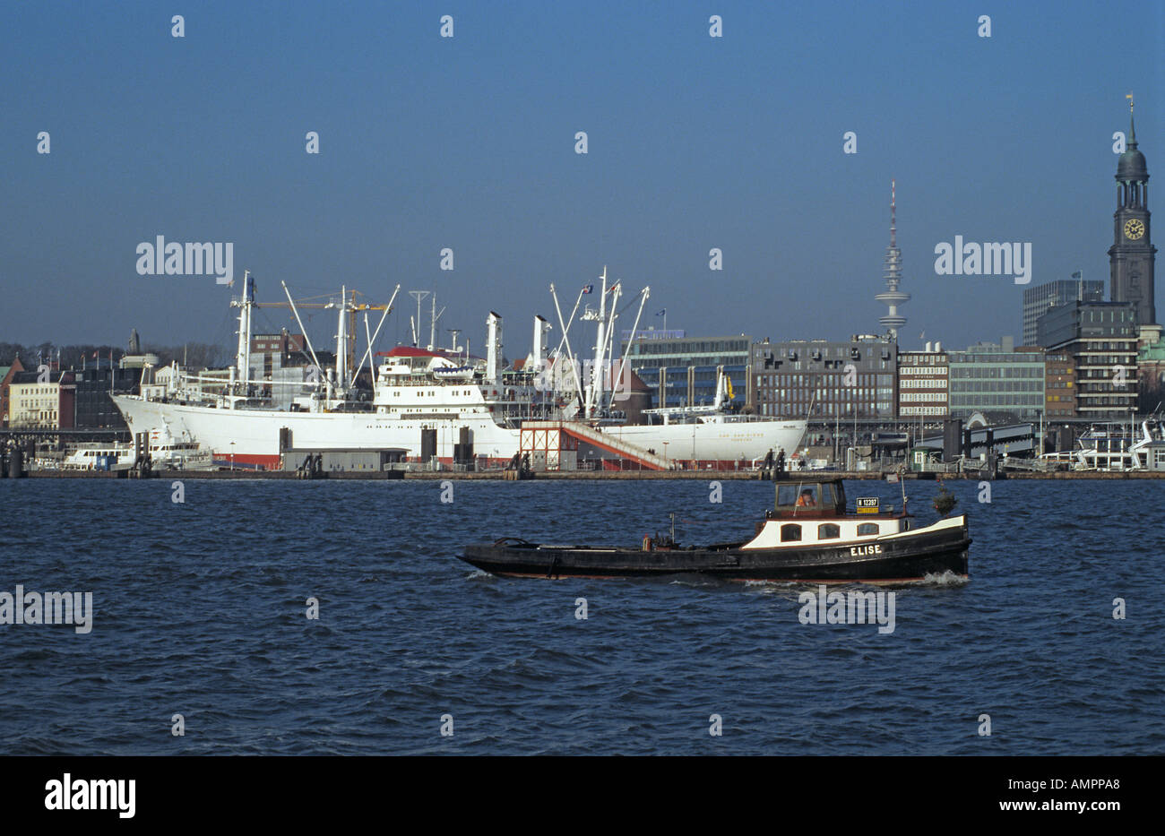 Piccola barca passando vintage cappuccio nave San Diego al Porto di Amburgo Germania Foto Stock