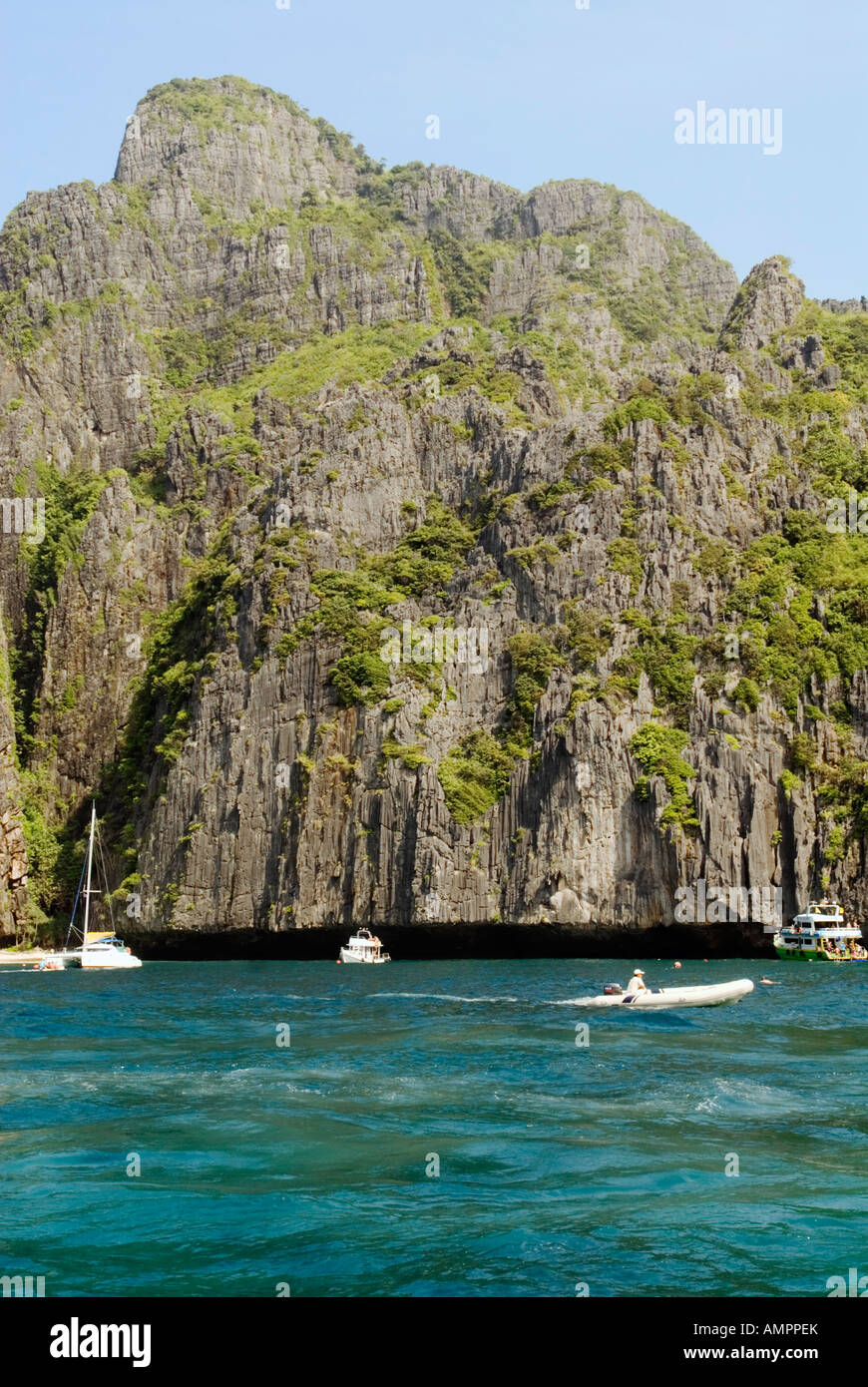 Thailandia Kho Phi Phi Leh Island Krabi scogliere e barche sul Mare delle Andamane Foto Stock