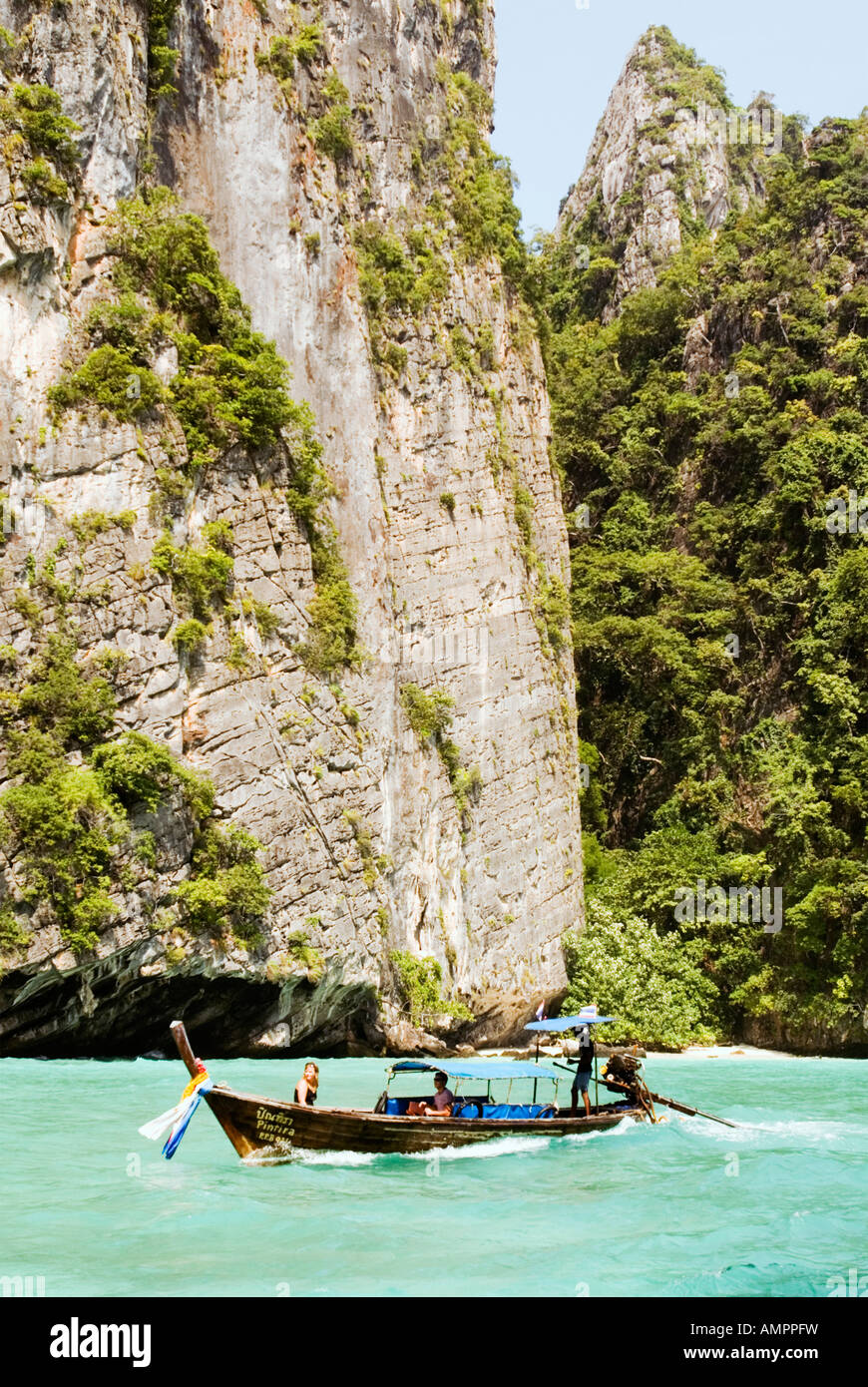Kho Phi Phi Island Krabi Thailandia longtail boat Mare delle Andamane Foto Stock