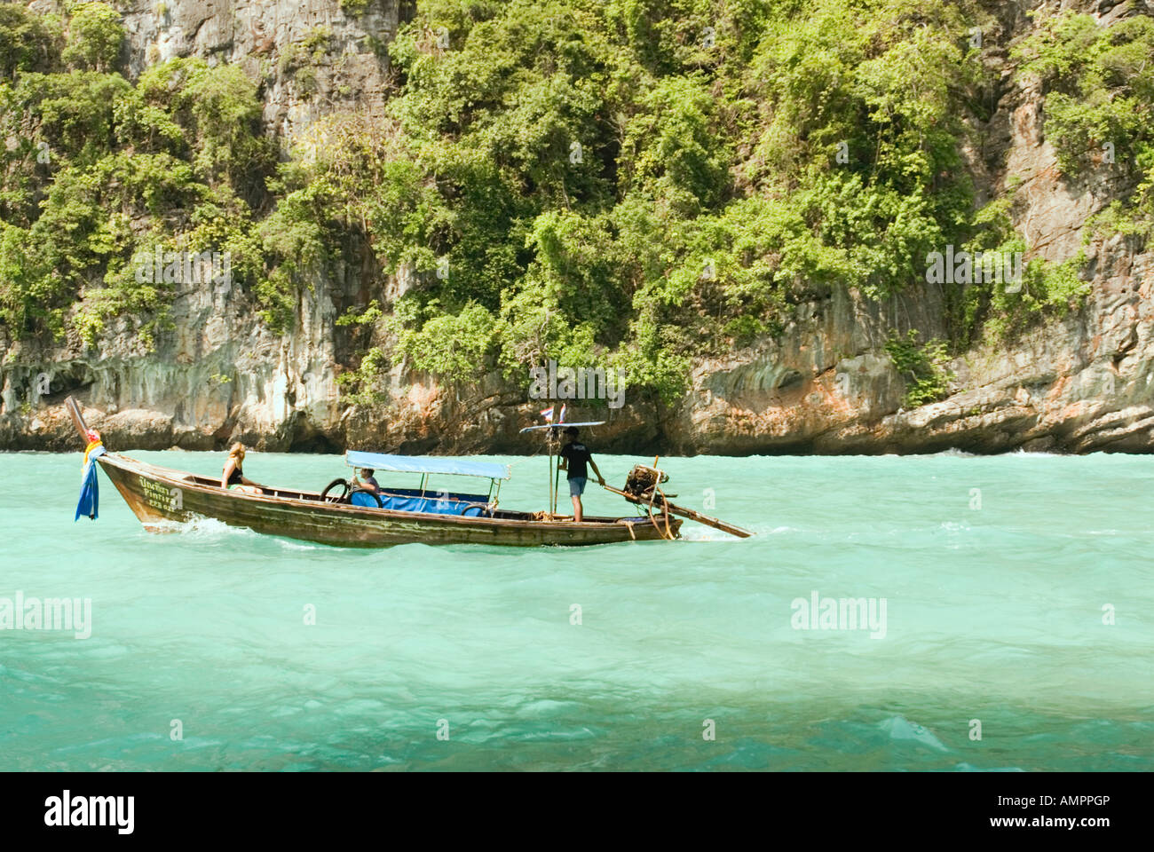 Kho Phi Phi Island Krabi Thailandia turisti su longtail boat Mare delle Andamane Foto Stock