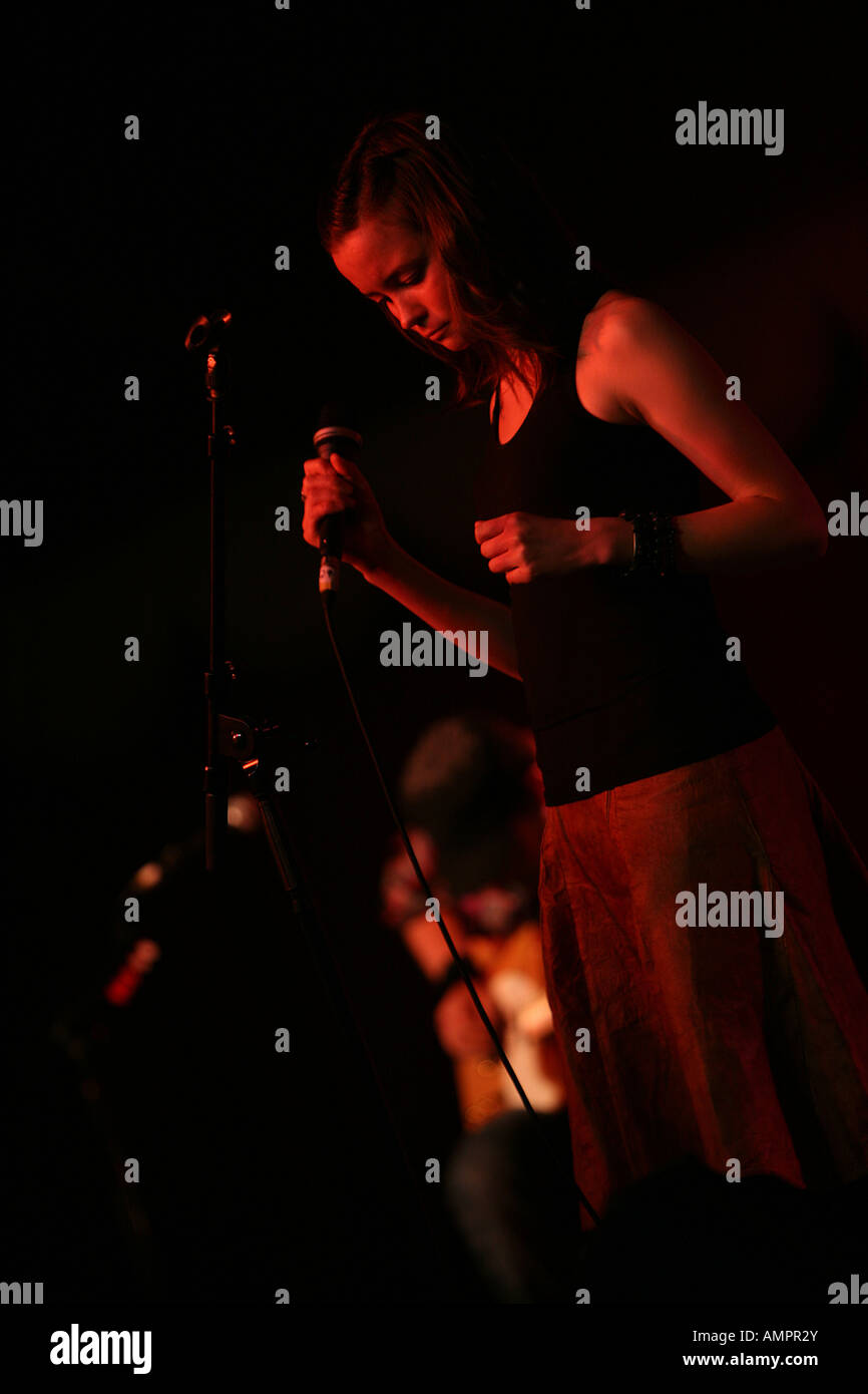 Cantante femminile sul palco di Wychwood festival 2007 Foto Stock