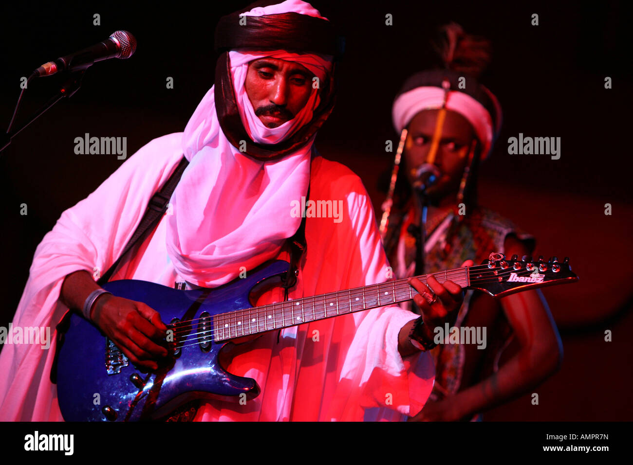 Musicisti africani sul palco - cantante e chitarrista al Wychwood festival 2007 Foto Stock