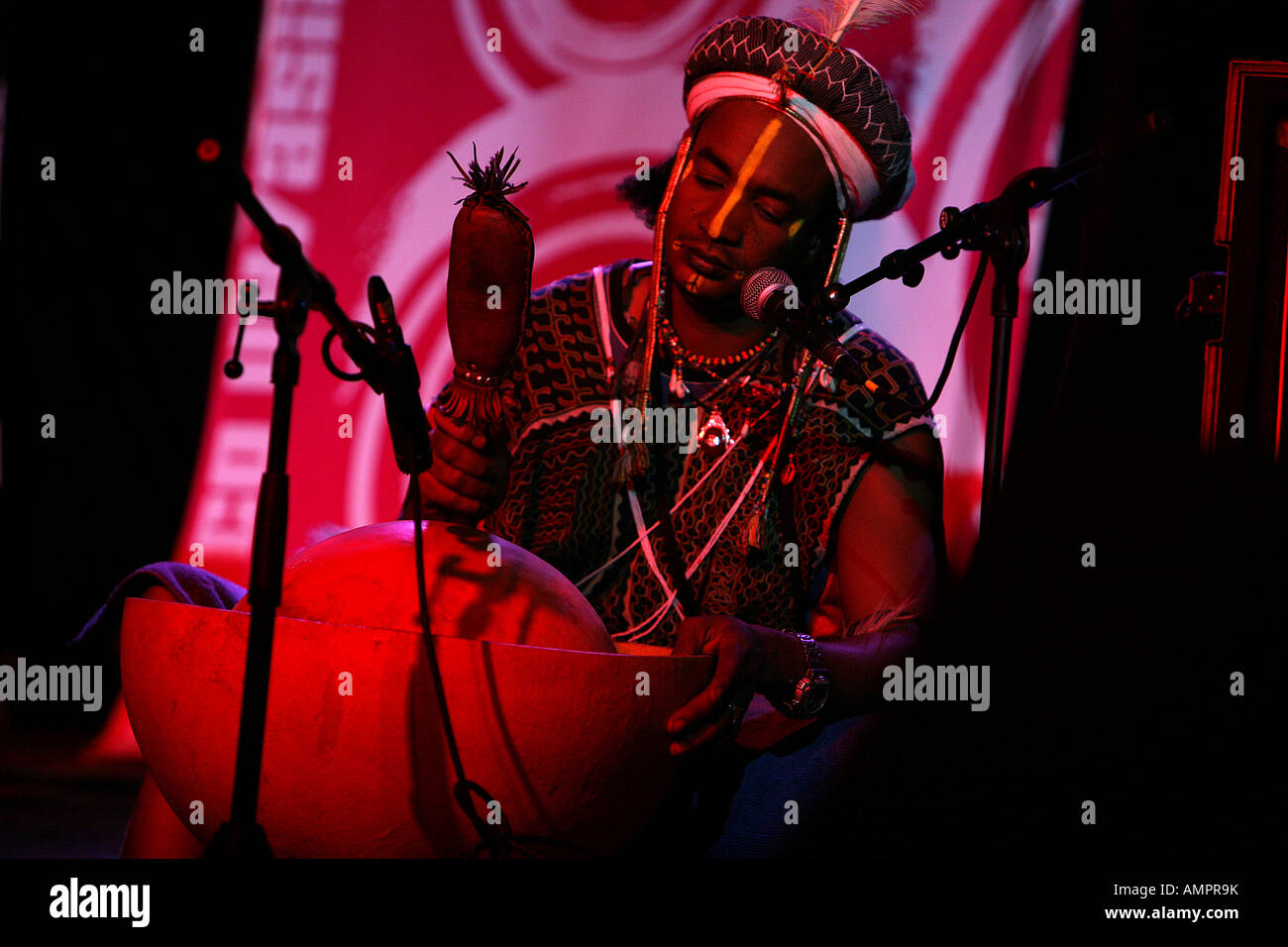 Batterista africano a Wychwood festival 2007 Foto Stock
