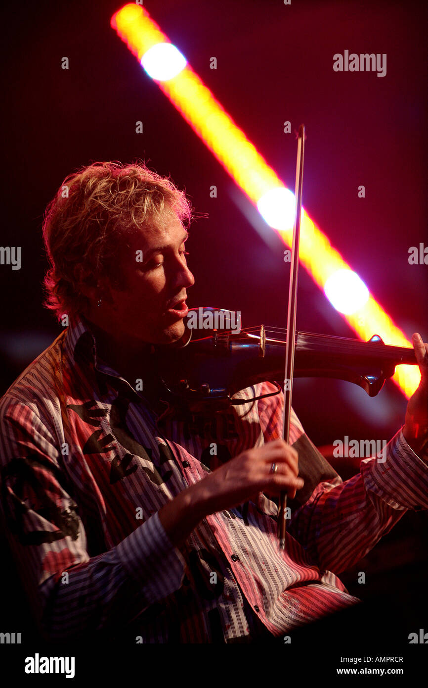 Il violinista Jon Sevink del Levellers a Wychwood Festival 2007 Foto Stock