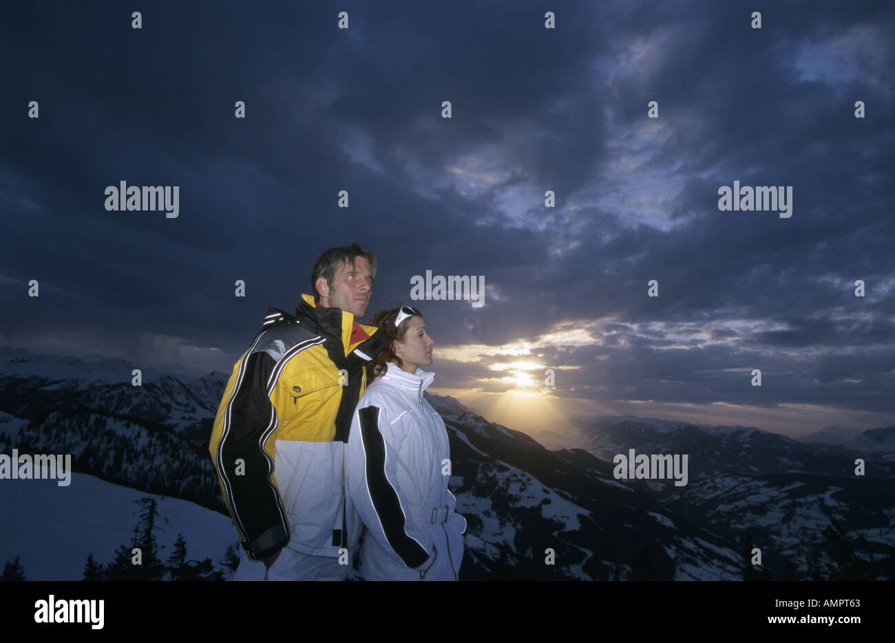 Coppia permanente sulla montagna Foto Stock