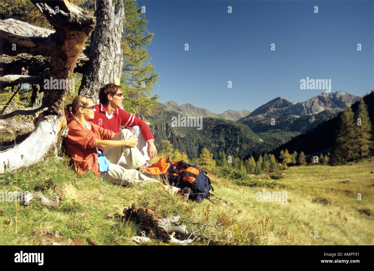 Coppia avente una pausa nel moutains Foto Stock