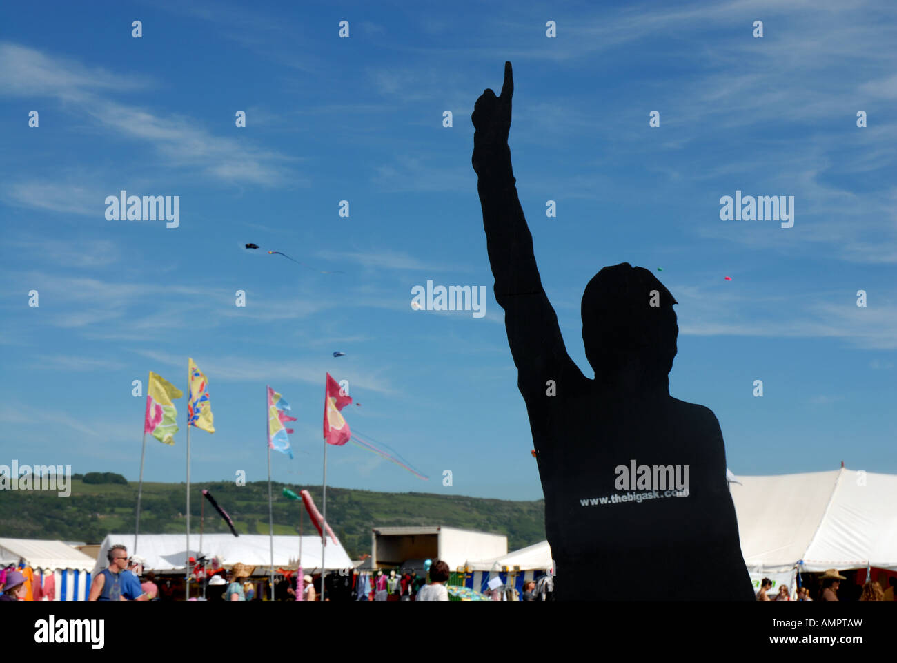 Intaglio figura puntando verso il cielo al Wychwwod Festival - thebigask.com Foto Stock