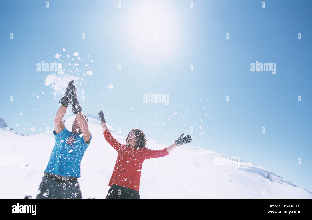 Coppia giovane a giocare nella neve, a basso angolo di visione Foto Stock