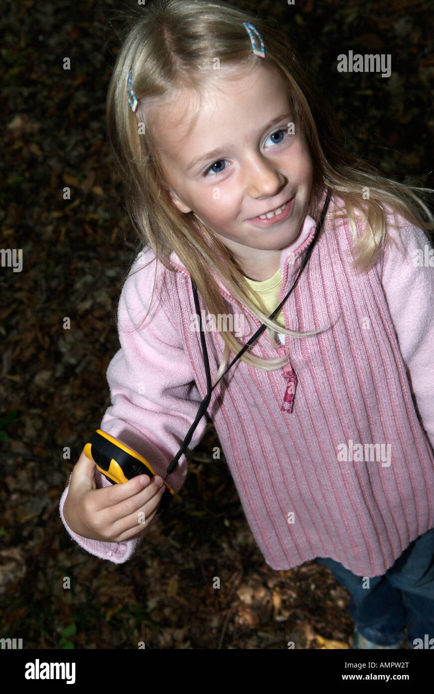 Un bambino di sei anni ragazza utilizzando un dispositivo GPS portatile Foto Stock