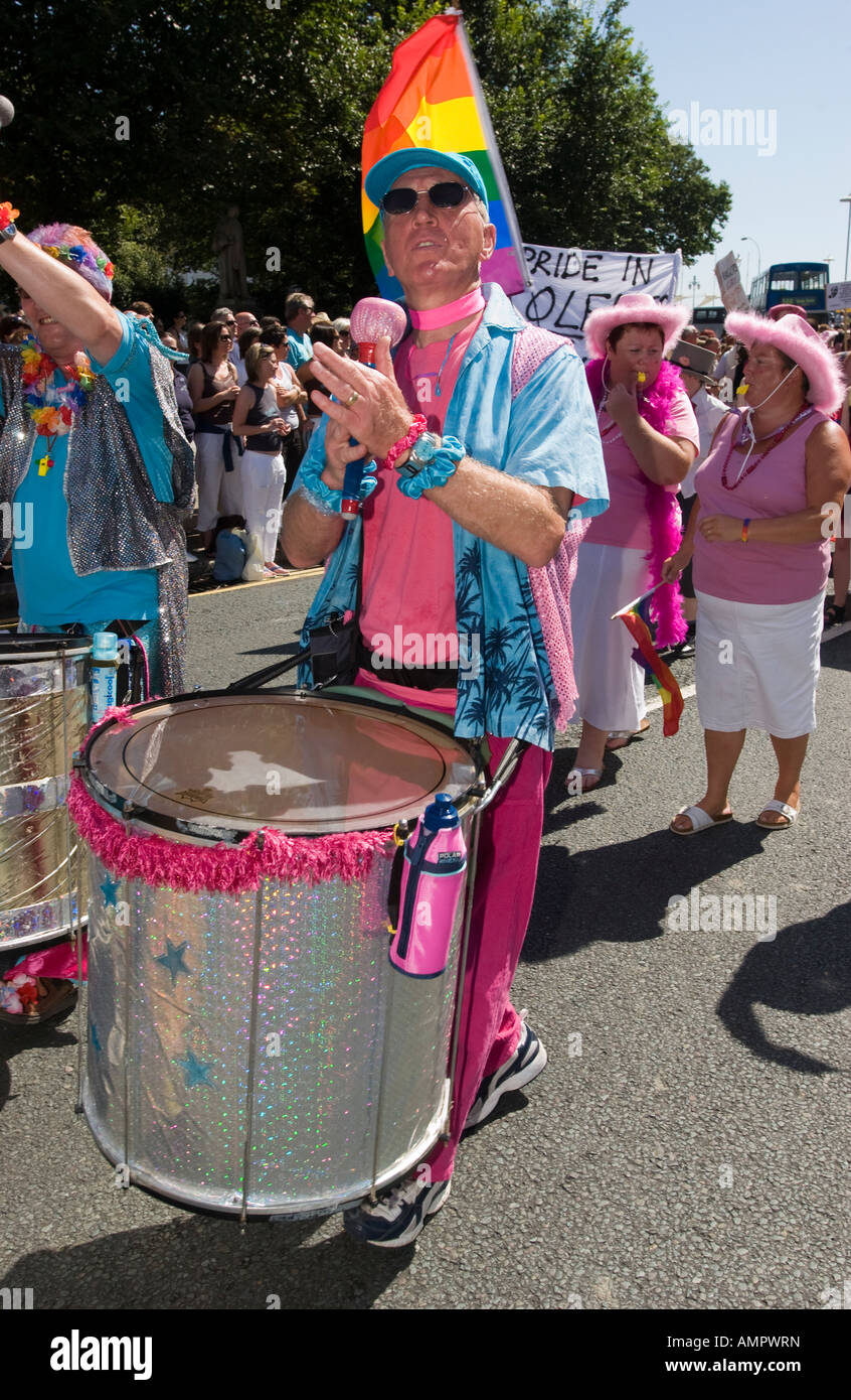 La processione passa da durante il Brighton Pride annuale di Gay Pride evento tenutosi nella costa sud della città. Foto Stock