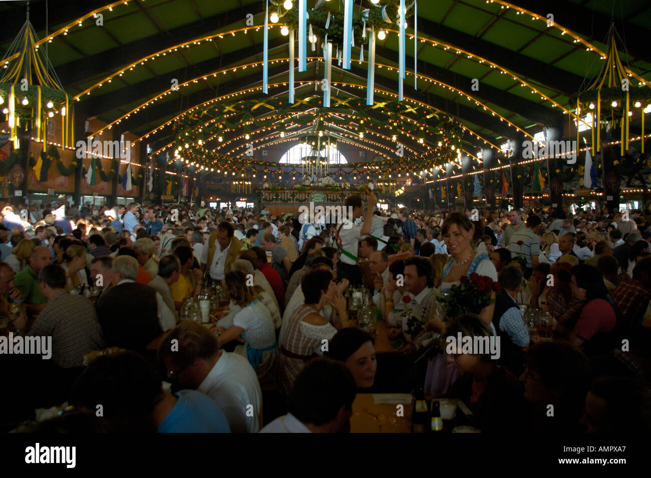 All'interno del Augustiner-bräu Brau tenda Oktoberfest Monaco di Baviera Baviera Germania Foto Stock