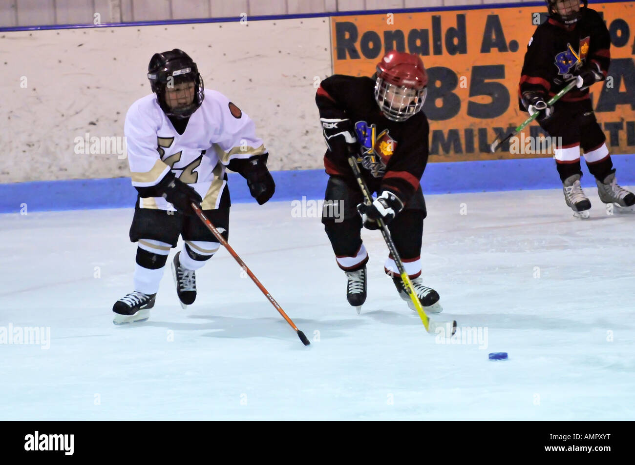 Hockey su ghiaccio giocata da 7 anno old boys Foto Stock