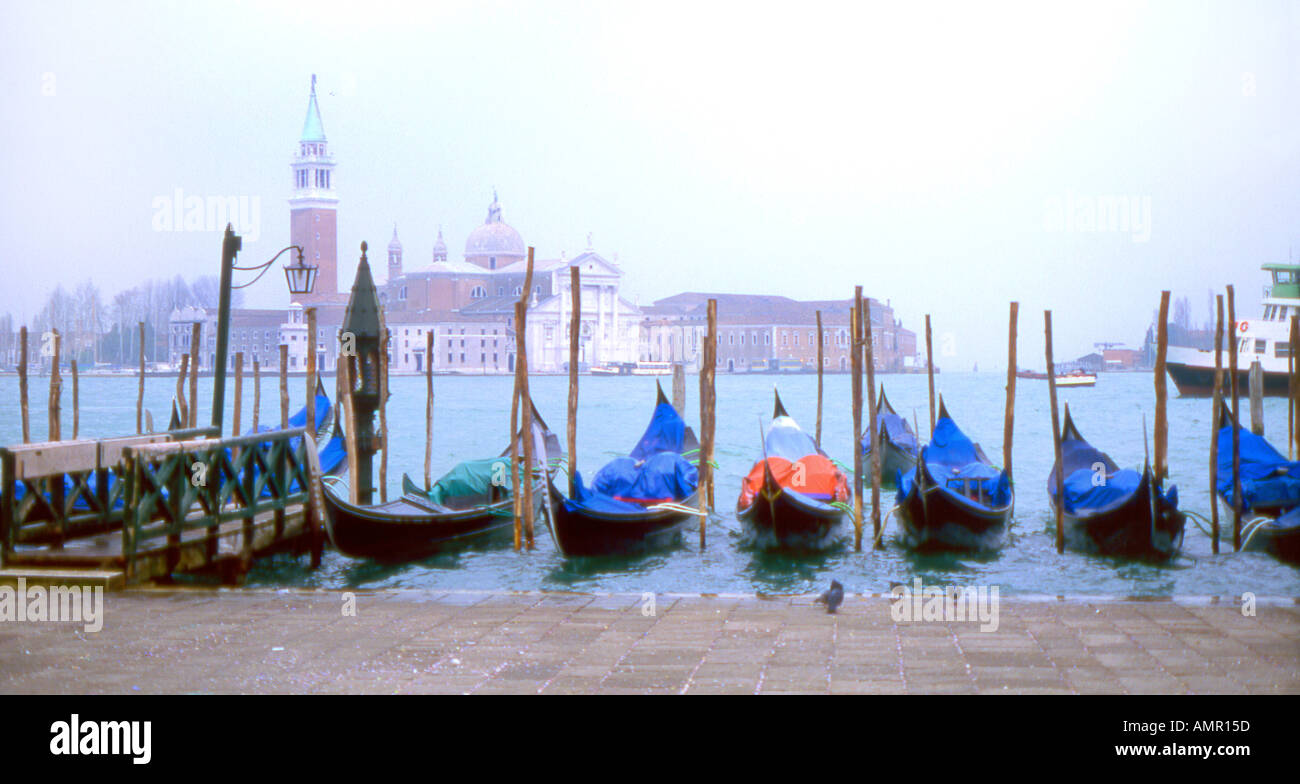 Vista dalla Riva degli Schiavoni di San Giorgio Maggiore e il Canale di San Marco Venezia Veneto Italia Foto Stock