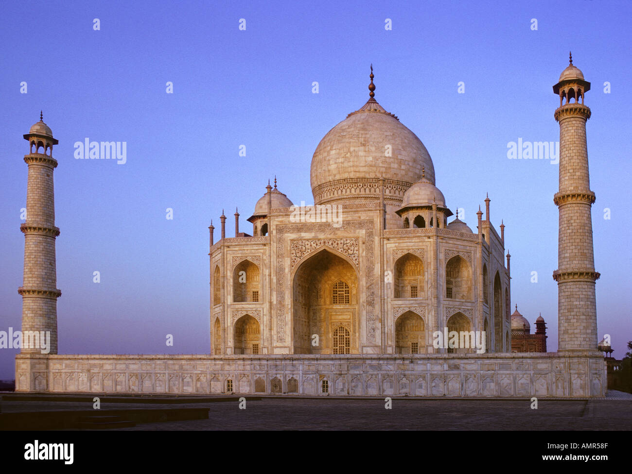 Crepuscolo alba posteriore del palazzo o mausoleo Taj Mahal Agra Uttar Pradesh India più famosa per la struttura di un edificio in tutto il mondo Foto Stock