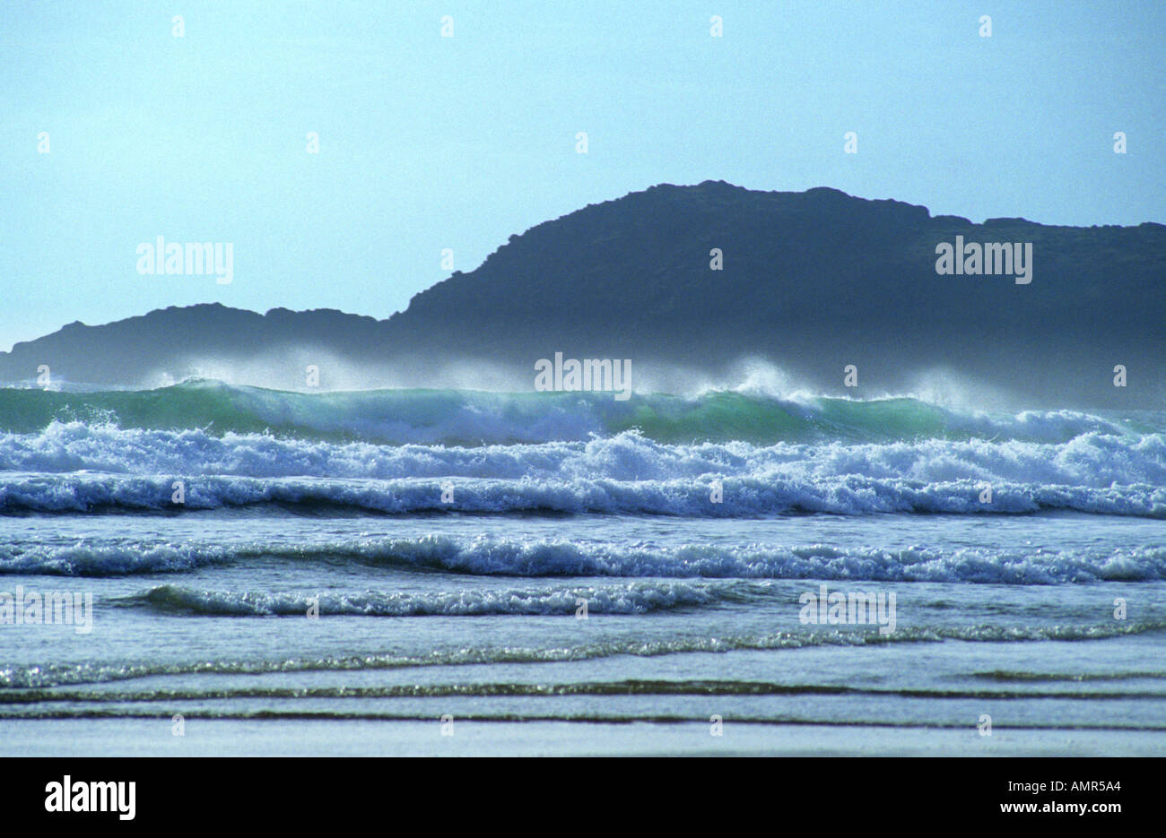 Tempesta surf di onde che si infrangono sulla spiaggia Foto Stock