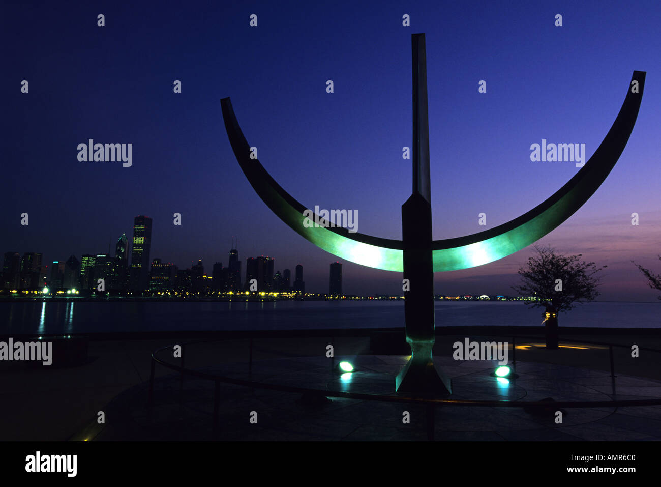 Sullo skyline di Chicago sul Lago Michigan e la meridiana scultura ha chiamato l'uomo entra nel cosmo Foto Stock