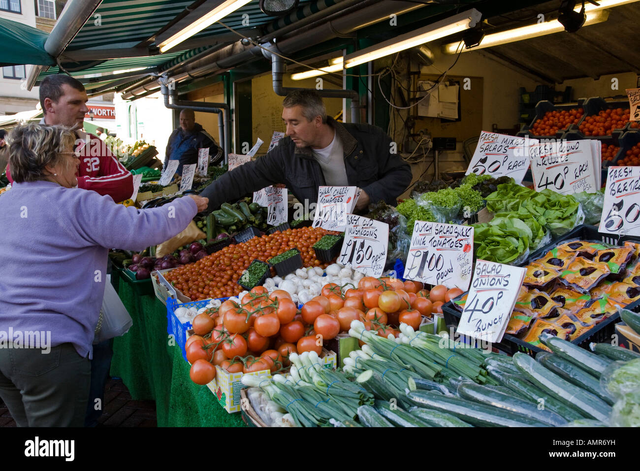 Una drogheria vende i suoi prodotti su un mercato in stallo a Kingston upon Thames Surrey, Inghilterra. Foto Stock