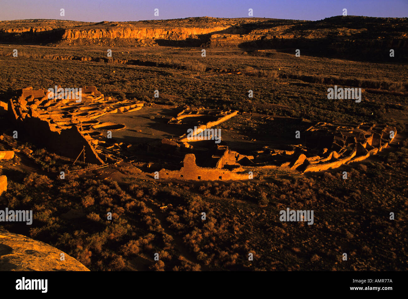 Pueblo Bonito nel Chaco Hictorical National Park da falesie sopra al tramonto New Mexico Foto Stock