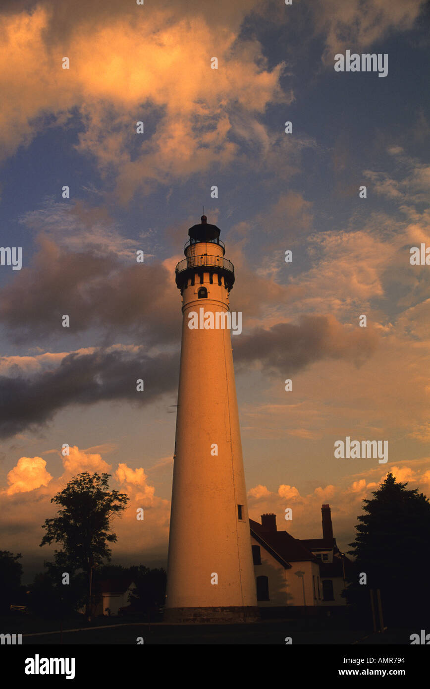 Vento Point lighthouse a sunrise situato sul bordo del lago Michigan Wisconson Racine Foto Stock