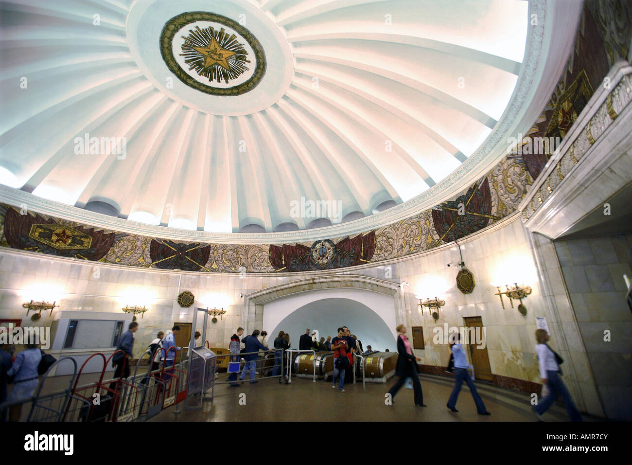 Smolenskaja La stazione della metropolitana di Mosca, Russia Foto Stock