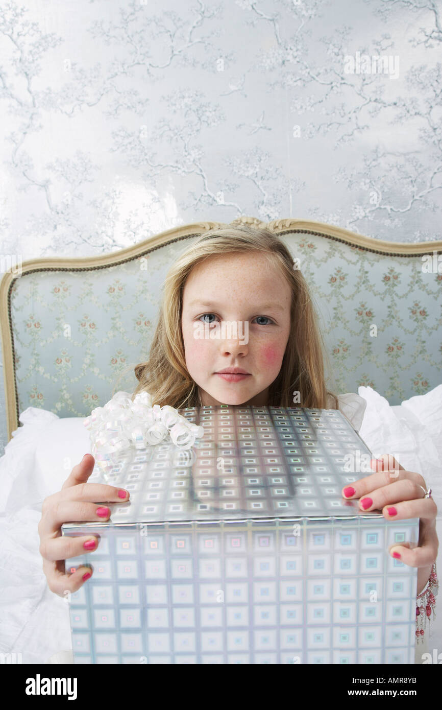 Ragazza con presente Foto Stock