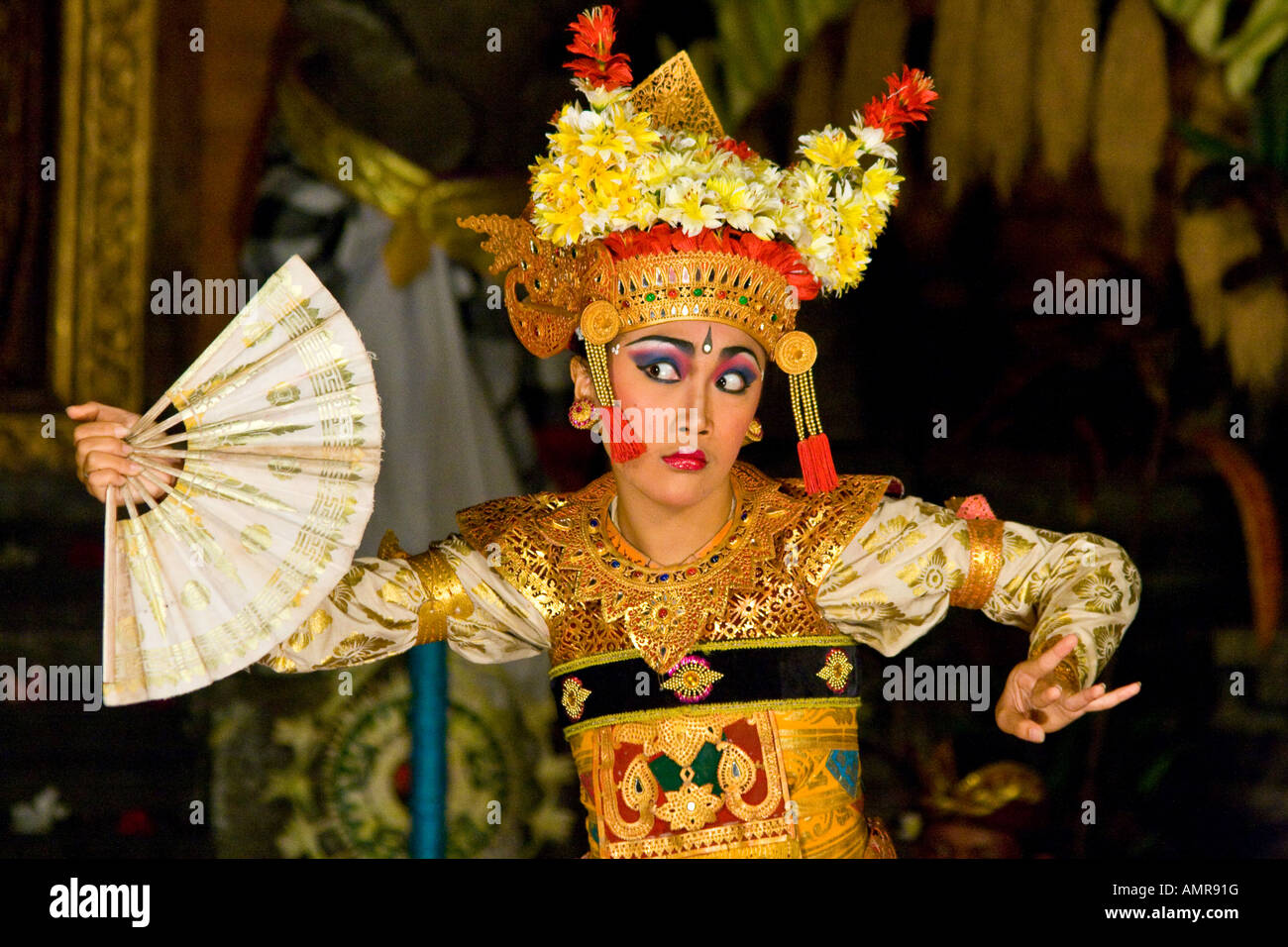 Woman Dancing Legong prestazioni Palazzo Ubud Bali Indonesia Foto Stock