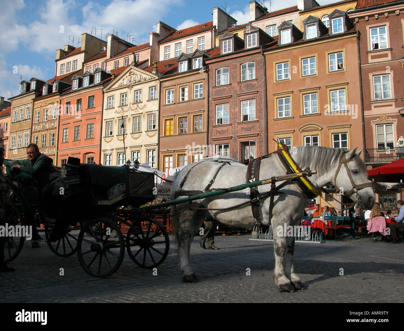 Carro trainato da cavalli in piazza della città vecchia Varsavia POLONIA Foto Stock