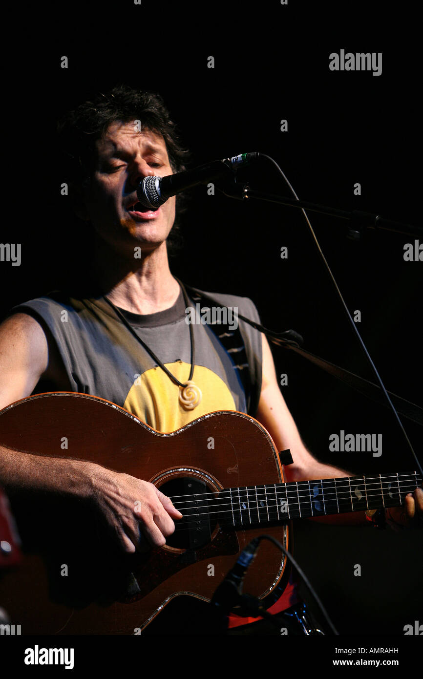 Folk cantante e chitarrista sul palco di Wychwood festival Foto Stock