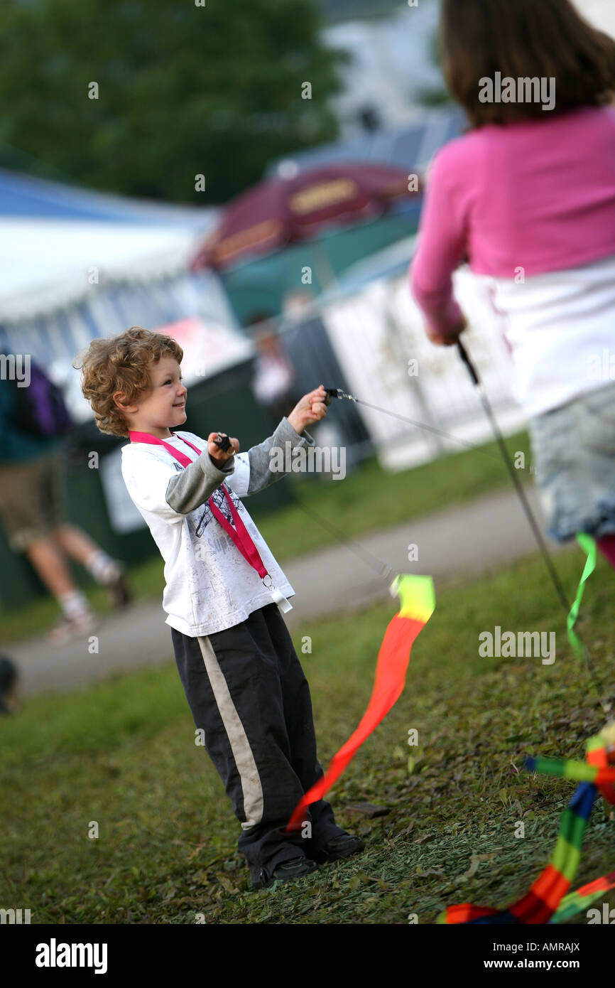 Bambini che giocano con nastri al festival Foto Stock