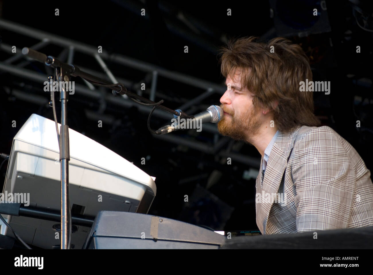 Il cantante e tastierista Fyfe Dangerfield dei Guillemots a Wychwood Festival 2007 Foto Stock