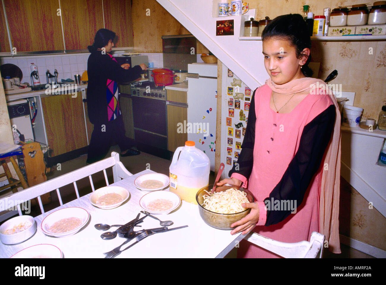 Clapton Londra famiglia musulmana la preparazione di cibo durante il Ramadan Foto Stock