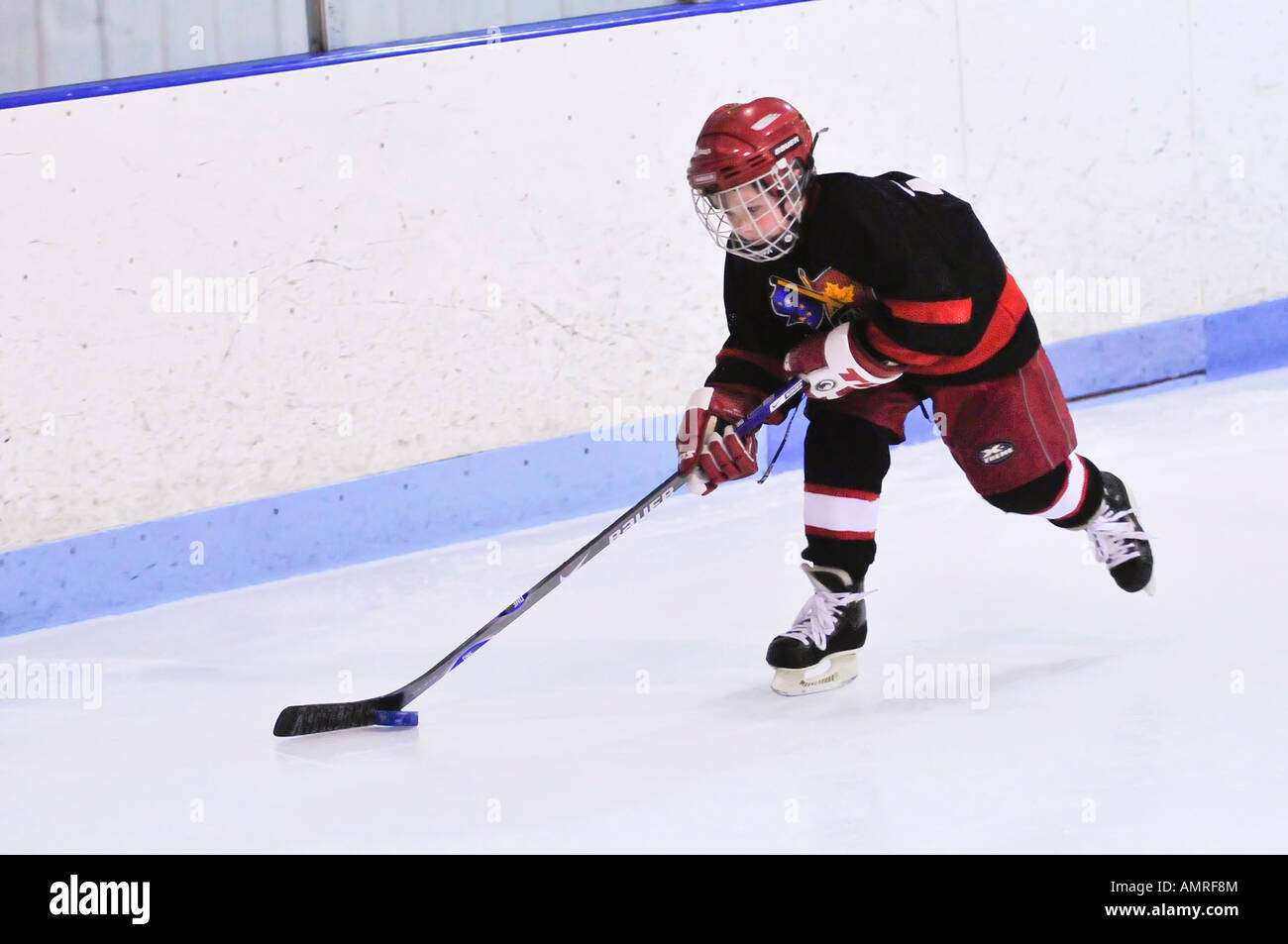 Hockey su ghiaccio giocata da ragazzo di 7 anni Foto Stock