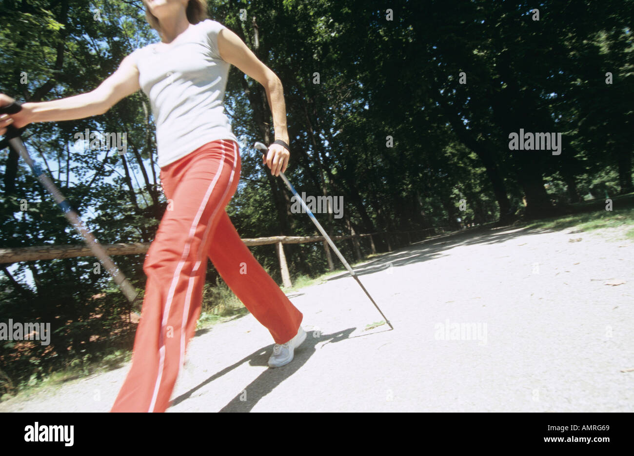 Donna che cammina con bastoni, nordic walking Foto Stock