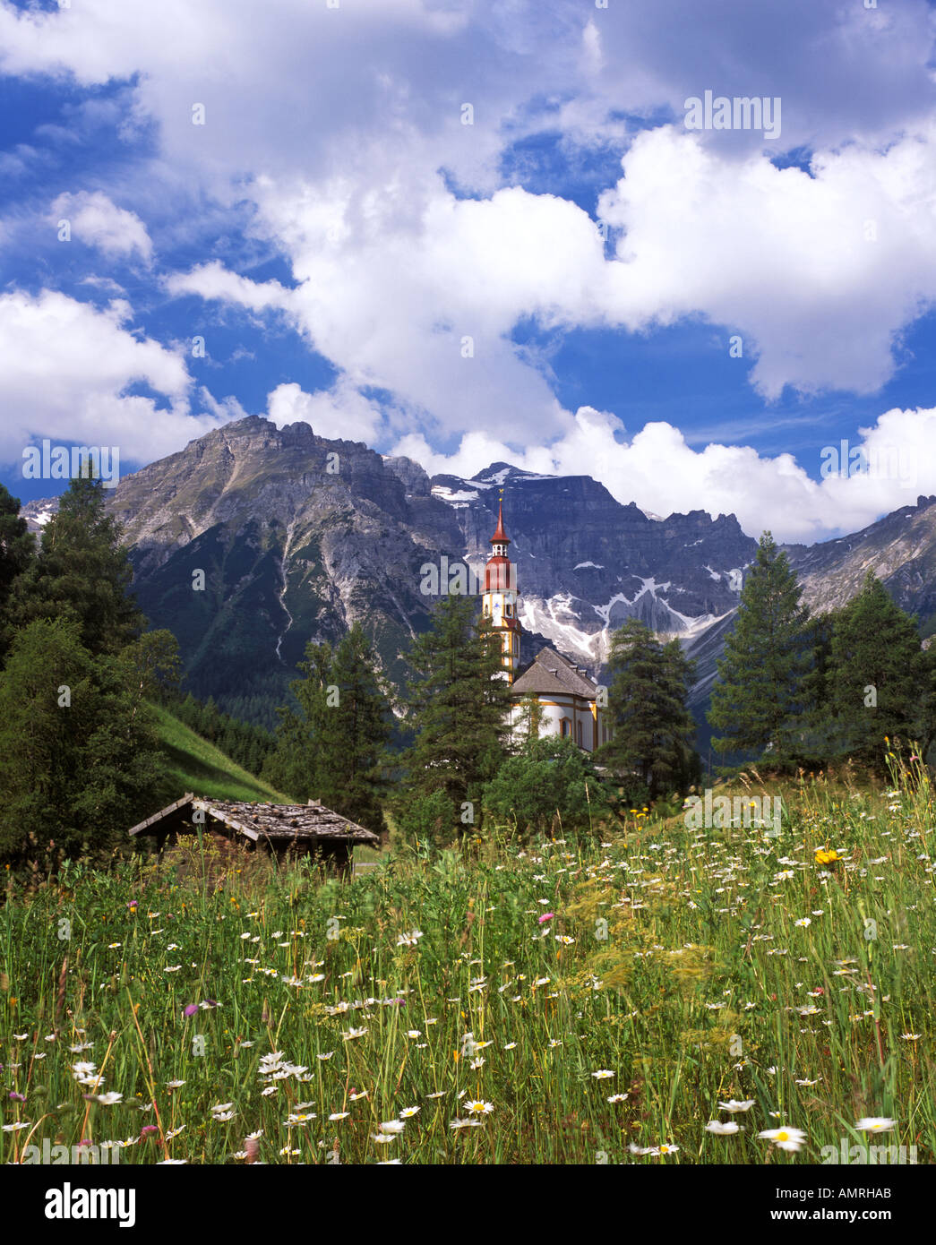 Obernberger Tal Seitental des Wipptal Tirol Österreich Pfarrkirche St Nikolaus vor Kleinem Tribulaun und Schwarzer Wandspitze Foto Stock