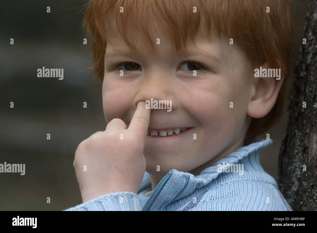 Signor kleiner Junge 4 vier Jahre mit dem Finger in der Nase signor little boy 4 quattro anni con il suo dito nel naso Foto Stock