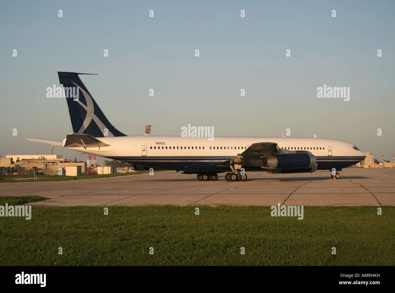 Boeing 707-330B classic aereo di linea convertiti in un getto esecutivo a riposo presso lâ Aeroporto Internazionale di Malta Foto Stock