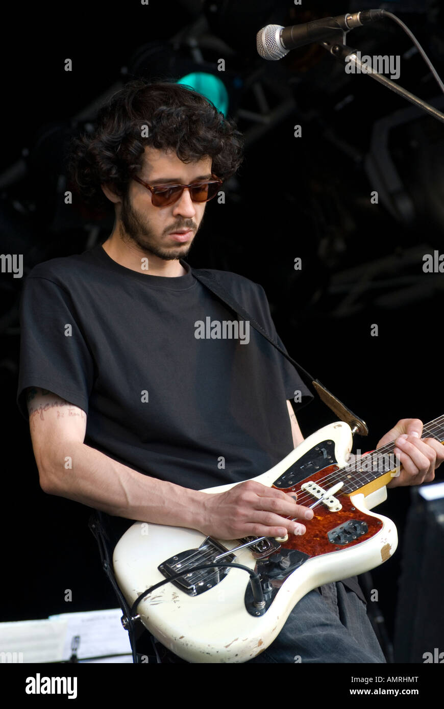 Il chitarrista MC Lord Magrao dei Guillemots a Wychwood Festival 2007 Foto Stock