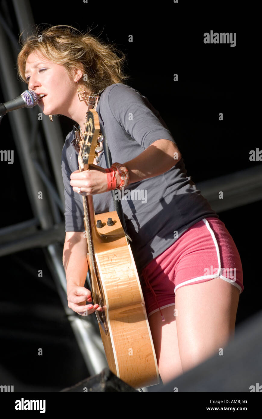 Martha Wainwright sul palco a cantare e suonare la chitarra a Wychwood festival di Cheltenham 2007 Foto Stock