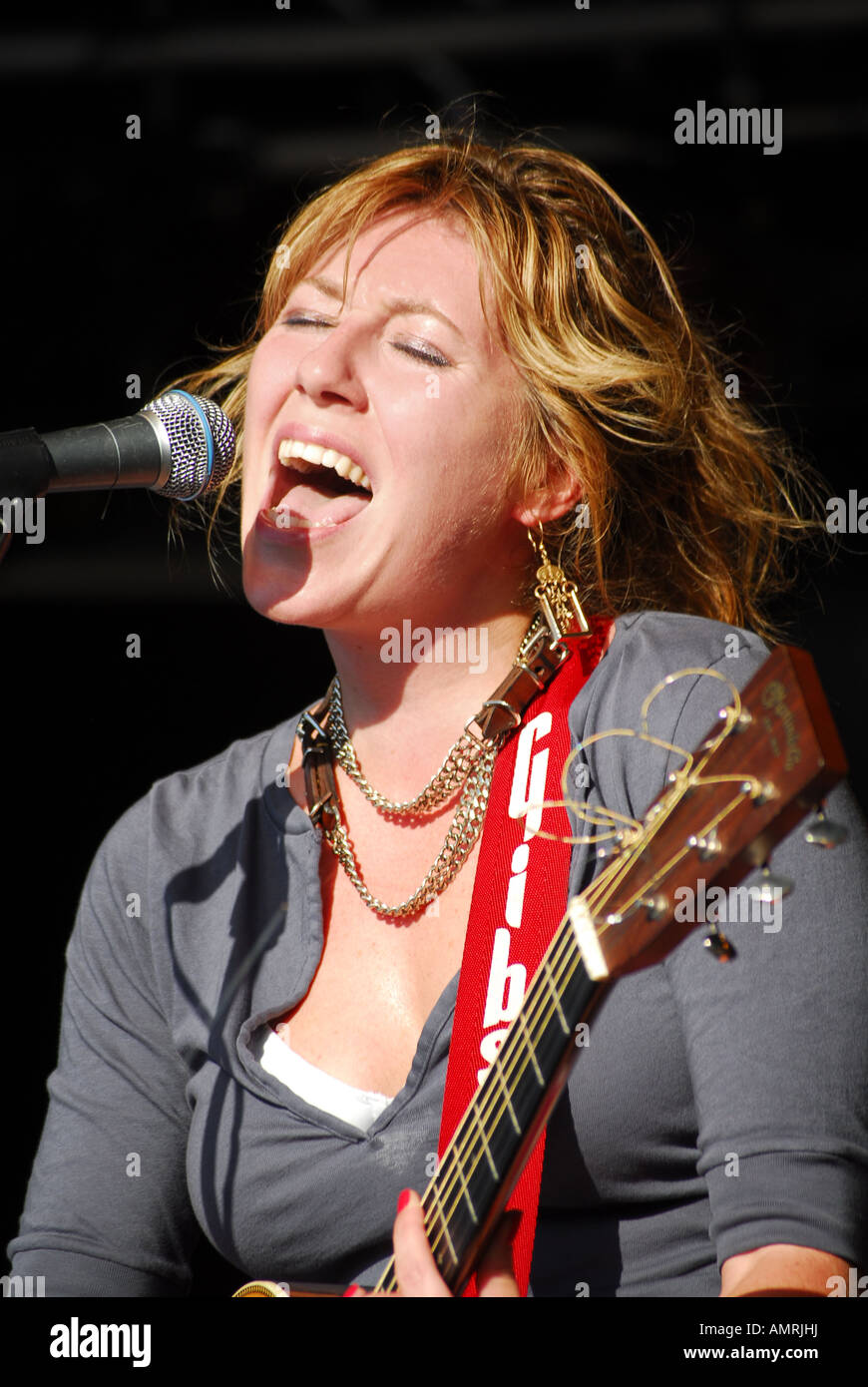 Martha Wainwright sul palco a cantare e suonare la chitarra a Wychwood festival di Cheltenham 2007 Foto Stock