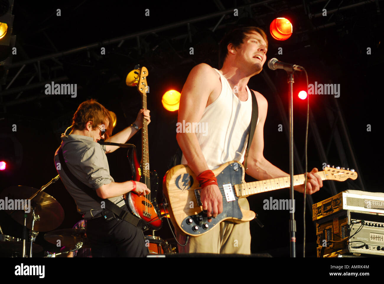 Il cantante e chitarrista Dan Gillespie vende e il bassista Richard Jones del feeling sul palco del Festival Wychwood 2006 Foto Stock