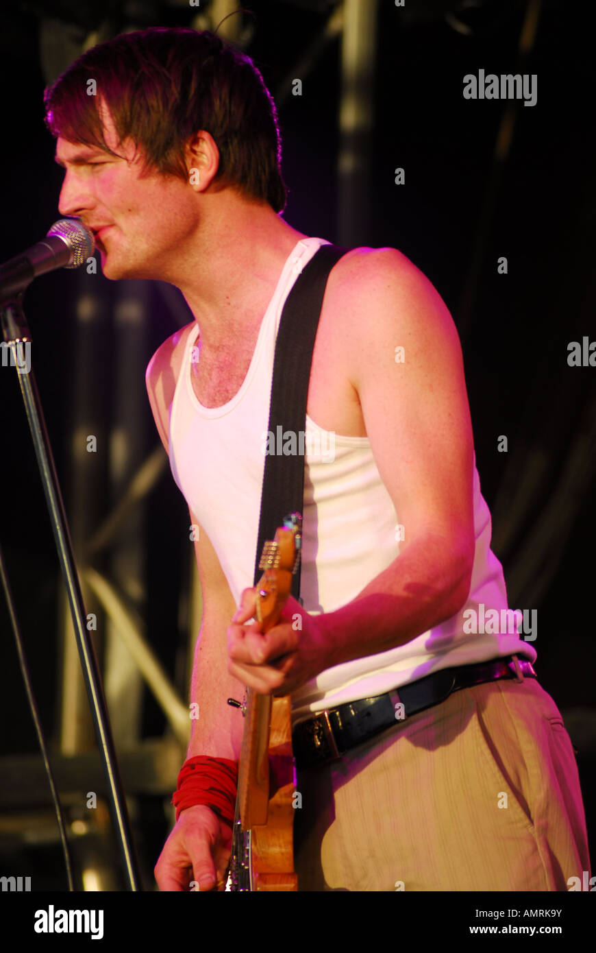 Il cantante e chitarrista Dan Gillespie vende il sentimento di scena a Wychwood Festival 2006 Foto Stock