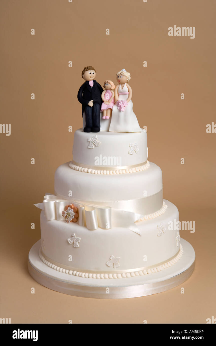 Il secondo matrimonio il marito e la moglie giovane con bambino sulla torta nuziale. Foto Stock