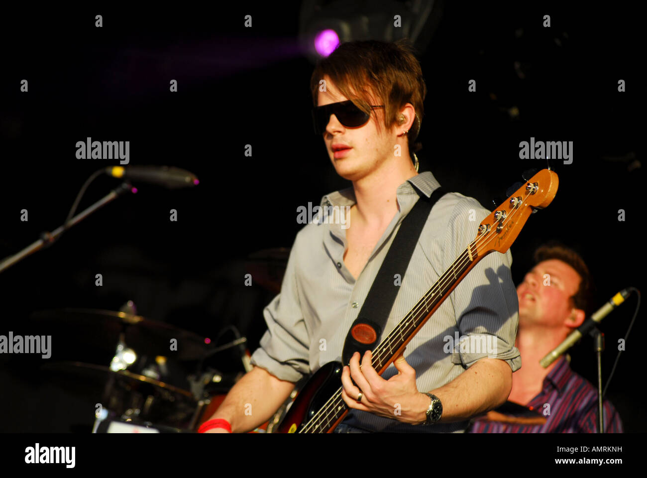 Il bassista Richard Jones e il batterista Paul Stewart del feeling sul palco del Festival Wychwood 2006 Foto Stock
