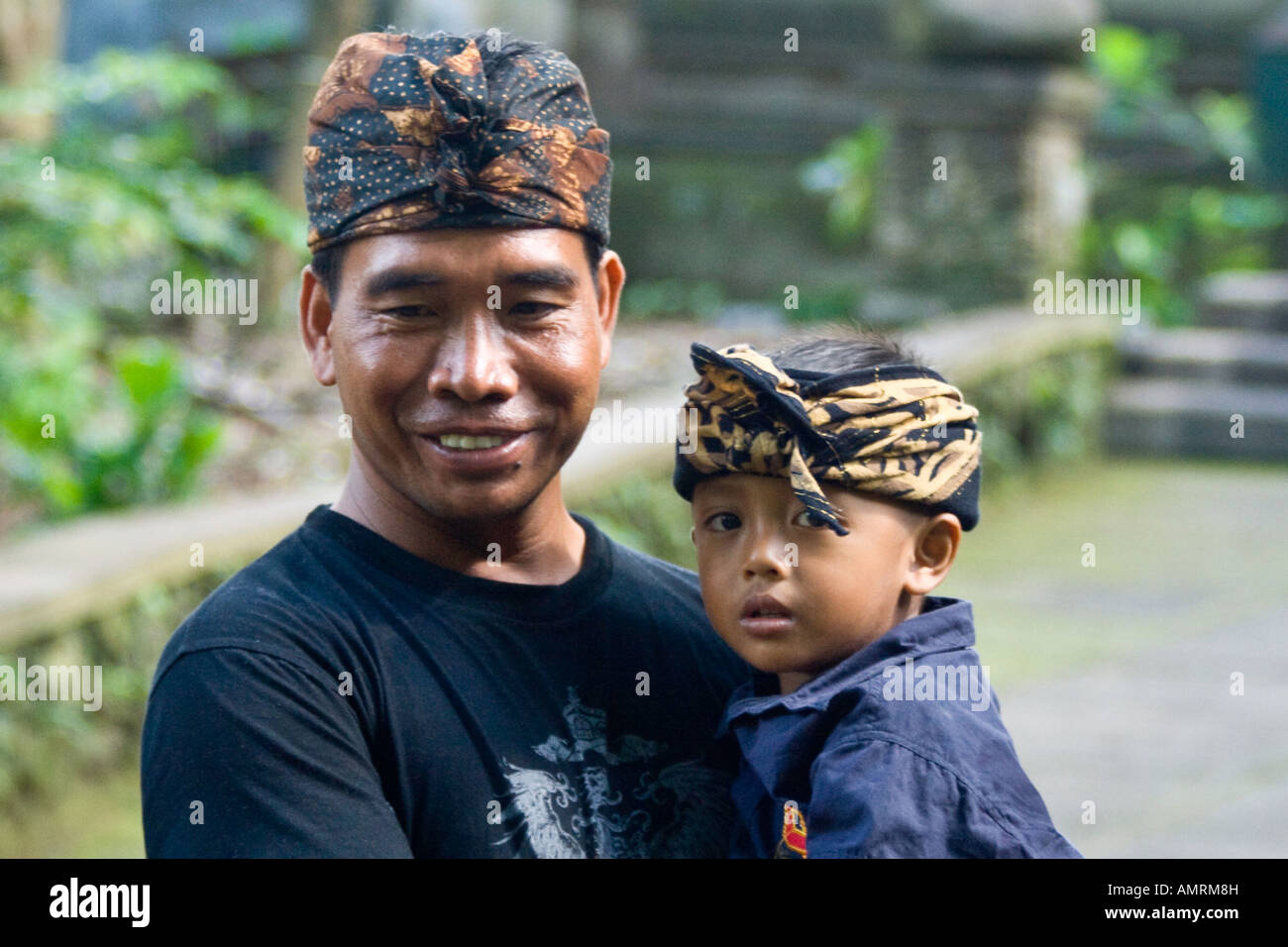 Padre Balinese Azienda giovane figlio Ubud Bali Indonesia Foto Stock