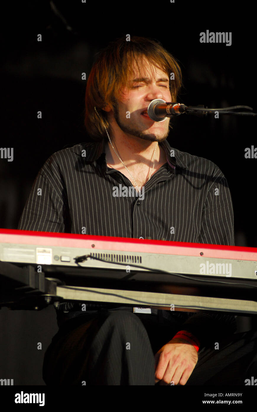 Lettore tastiera Ciaran Geremia del feeling sul palco del Festival Wychwood 2006 Foto Stock