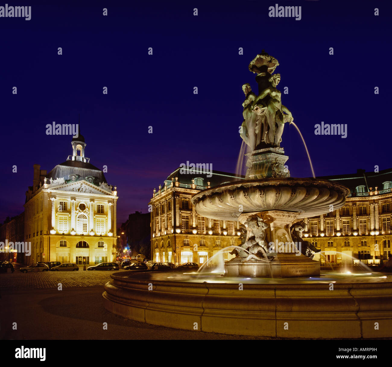 Fontana in Place de la Bourse con il Palais de la Bourse dietro Bordeaux Gironde Francia Foto Stock