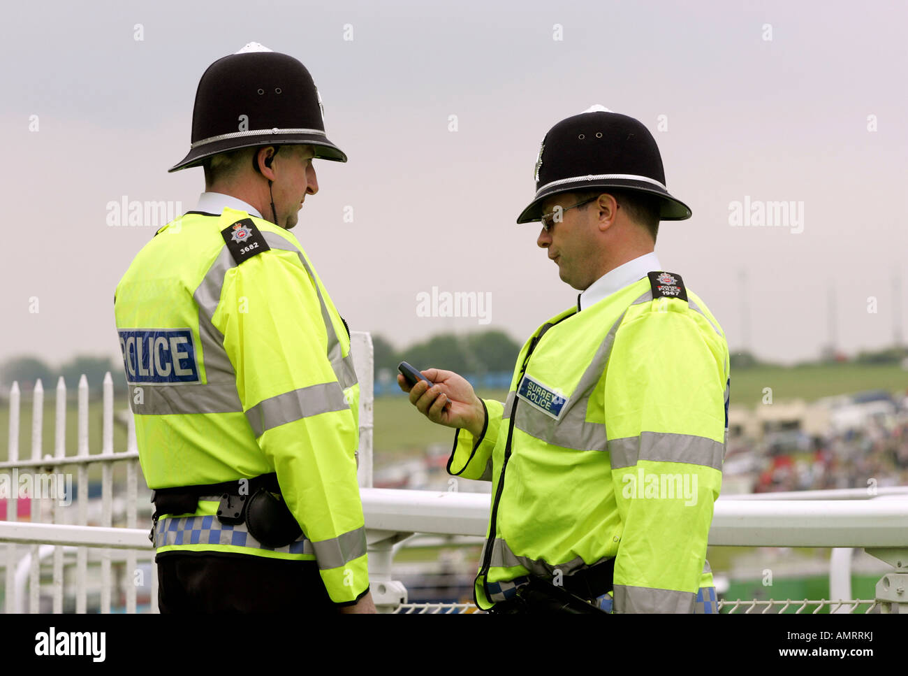 Poliziotti a lavoro, Epsom, Gran Bretagna Foto Stock