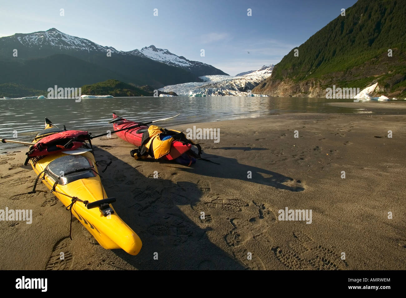 Stati Uniti d'America, Alaska, passaggio interno, Juneau, kayak nei pressi di Mendenhall Lago con Mendenhall Glacier in background Foto Stock