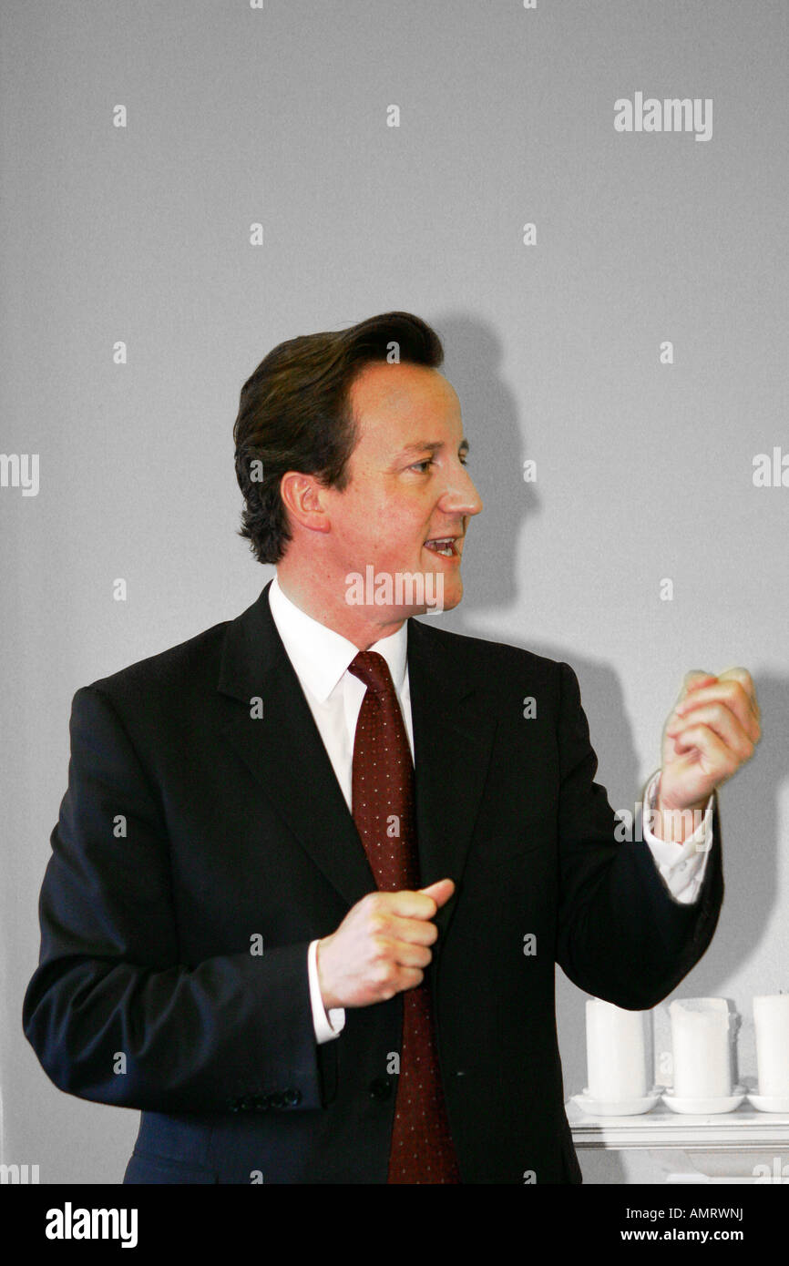 L'Onorevole (Rt Hon) David Cameron MP leader del Partito conservatore a un business leader funzione Foto Stock